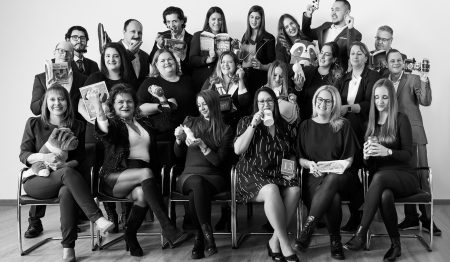 Csoportkép ülő - eszközös